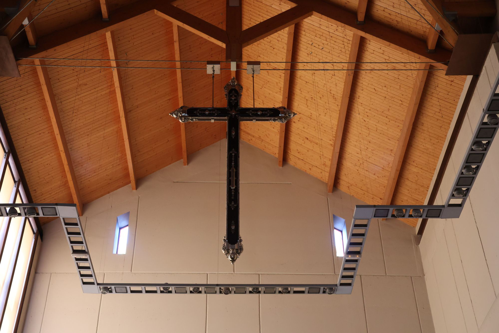 The sanctuary cross above the altar